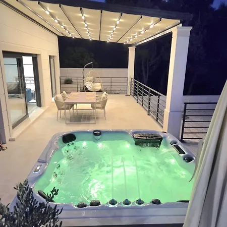 With A Jacuzzi And Sea View Dom wakacyjny